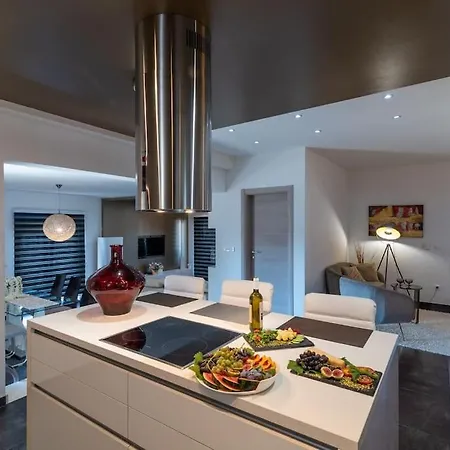 Spacious Luxury With Sea View Apartment *