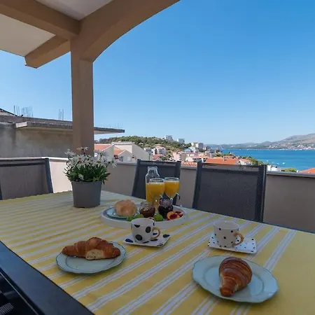 Spacious Luxury With Sea View Apartment