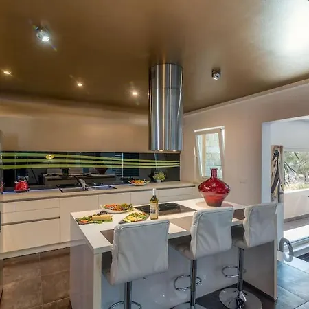 Spacious Luxury With Sea View Apartment