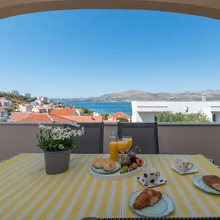 Spacious Luxury With Sea View Apartment