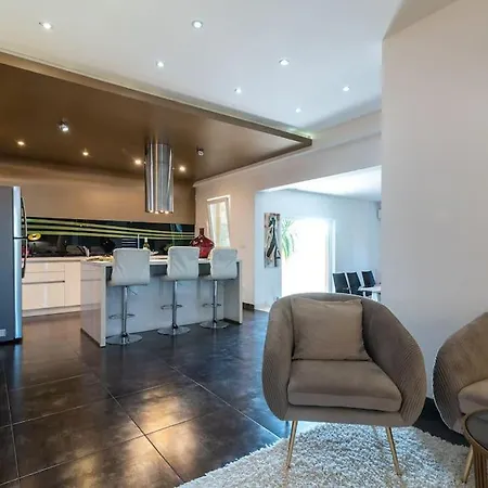 Spacious Luxury With Sea View Apartment