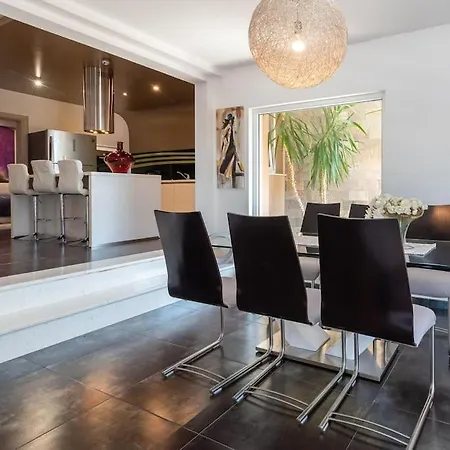 Spacious Luxury With Sea View Apartment
